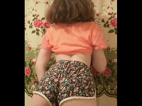 ❤️ Una ghjovana sexy si spoglia i pantaloncini davanti à a camera ❤ Bella porno à noi ❌