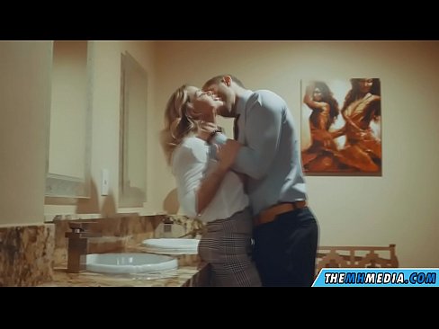❤️ Quandu una bionda tettona ti seduce in un bagnu publicu ❤ Bella porno à noi ❌